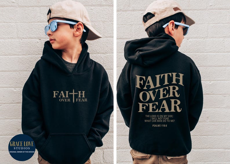 Puede incluir: Sudadera con capucha negra con el texto "FAITH OVER FEAR" en letras doradas en la parte delantera y trasera. La parte trasera tambi&eacute;n incluye el texto "THE LORD IS ON MY SIDE: I WILL NOT FEAR WHAT CAN MAN DO TO ME? PSALMS 118" en letras doradas m&aacute;s peque&ntilde;as.