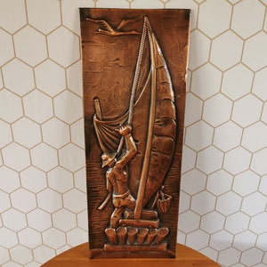 Obra de cobre, placa. Cobrarte. hombre en barco
