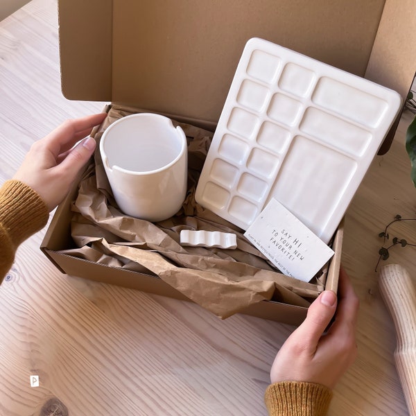 Palette en céramique et pack de peintre, repose-pinceau et verre, peinture et art