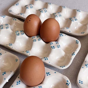 Huevera de Cerámica Hecha a Mano, Bandeja Artesanal para Huevos, Decoración Rústica para Cocina