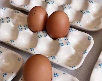 Huevera de Cerámica Hecha a Mano, Bandeja Artesanal para Huevos, Decoración Rústica para Cocina
