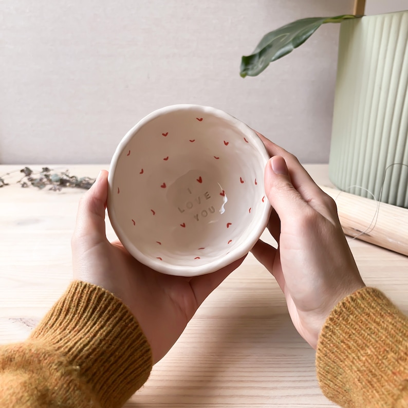 Taza con Corazones, Taza de Cerámica Artesanal, Taza de café, Taza San Valentín, Regalo día de la Madre - I love you