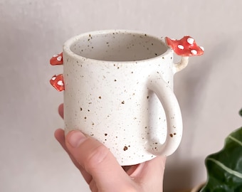 Pilztasse, Keramiktasse mit Pilzen, handgemachte Pilztasse, Steinzeugtasse