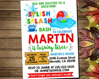 Puede incluir: Una invitación colorida para una "Splish Splash Bash" en el patio trasero para celebrar el tercer cumpleaños de Martín. La invitación presenta una piscina azul con una pelota de playa, un boleto con la fecha 25 de diciembre y la hora de 2:00 PM a 4:00 PM. La invitación también incluye la dirección de la fiesta, Martin's House, 3695 Evanue Stret, Nevada, CA 25698, y un número de teléfono y una dirección de correo electrónico para RSVP.