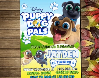 Puede incluir: Una tarjeta de invitación azul y amarilla para una fiesta de cumpleaños con personajes del programa de Disney Junior "Puppy Dog Pals". La tarjeta dice "We're Going On A Mission! Jayden Is Turning 5" con los detalles de la fiesta, incluida la fecha, la hora, la dirección y la información de RSVP.