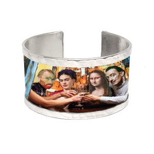 Może przedstawiać: Srebrna bransoletka z kolorowym obrazem czterech znanych artystów, w tym Fridy Kahlo, Vincenta van Gogha, Leonarda da Vinci i Salvadora Dalí, którzy toastują kieliszkami szampana.