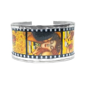 Bracelet inspired by Klimt&#39;s Kiss with film design, made of aluminum with 3.5 cm wide. Personalized text on the inside