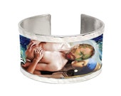 Bracelet made with aluminum inspired by a hug from Girl with the pearl (Vermeer) towards Vincent van Gogh. Personalized text