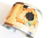 Bracelet inspired by Egon Schiele's hug (watercolor). Made with aluminum. Personalized internal text.