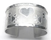 Aluminum Bracelet - with dog paw print and heart, 30 mm wide. Personalized text inside