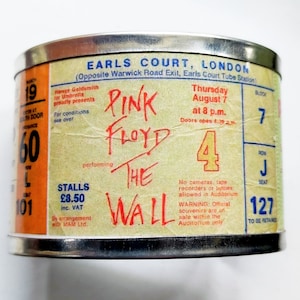 Einstiegskarte zu den 1977 Pink Floyd Konzerten an einem 4,5 cm breiten Armband. Hergestellt aus Aluminium. Personalisierter Innentext.