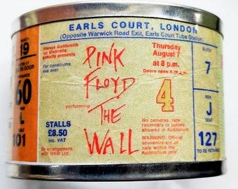Entry ticket to the 1977 Pink Floyd concerts on a 4,5 cm wide bracelet. Made with aluminum. Personalized internal text.