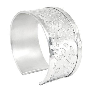 Può includere: Bracciale rigido in argento con finitura martellata e un design decorato.