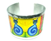 Bracelet with personalized text made with aluminum with colored cats.  With personalized text