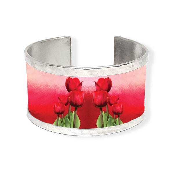 Inspiré des coquelicots rouges, bracelet réalisé avec aluminium. Texte personnalisé - Bijoux recyclés