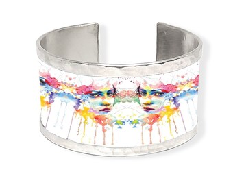 Armband mit individuellem Text, hergestellt aus Aluminium inspiriert von einem Frauengesicht.  Mit personalisiertem Text - Upcycled Schmuck -