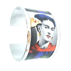 Bracelet - bangle  inspired Frida Khalo who removes her eyebrows, made with aluminum. Personalized text on the inside.