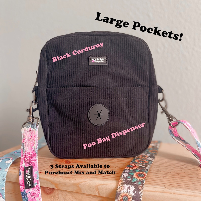 Puede incluir: Dispensador de bolsas para residuos de mascotas de pana negra con bolsillos grandes. Cuenta con un dispensador de bolsas para caca y una etiqueta "Luna & Lady Design Co.".
