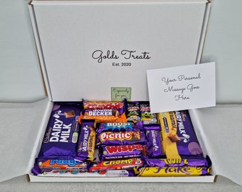 Senden Sie ein Thinking of You mit KOSTENLOSER Nachrichtenkarte Personalisierte Cadbury Dairy Milchschokolade Geschenkbox Hamper Letterbox Treat Liebe Fräulein Sie Vater