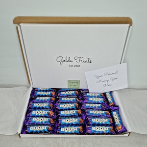 Stuur een Cadbury Boost Box-traktatie met een GRATIS gepersonaliseerde berichtkaart Happy Birthday Valentines Gefeliciteerd Liefs elke gelegenheid