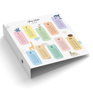 Peut inclure: Un classeur blanc avec des onglets colorés présentant des tables de multiplication de 1x1 à 10x10. Chaque onglet présente une illustration d'animal différente et une palette de couleurs pastel. Le classeur est intitulé "Das Kleine 1x1".