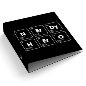 Op de afbeelding: Zwarte ordner met witte elementen uit het periodiek systeem die "Nerdy" spellen. Elementen zijn stikstof, erbium, dysprosium, waterstof en zuurstof. De ordner is open en toont de binnenkant.