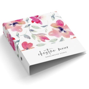 Peut inclure: Un classeur blanc avec un motif floral composé de fleurs roses et vertes en aquarelle. Le classeur porte l'inscription "christine meier NAGELEDESIGN STUDIO" imprimée sur le devant.