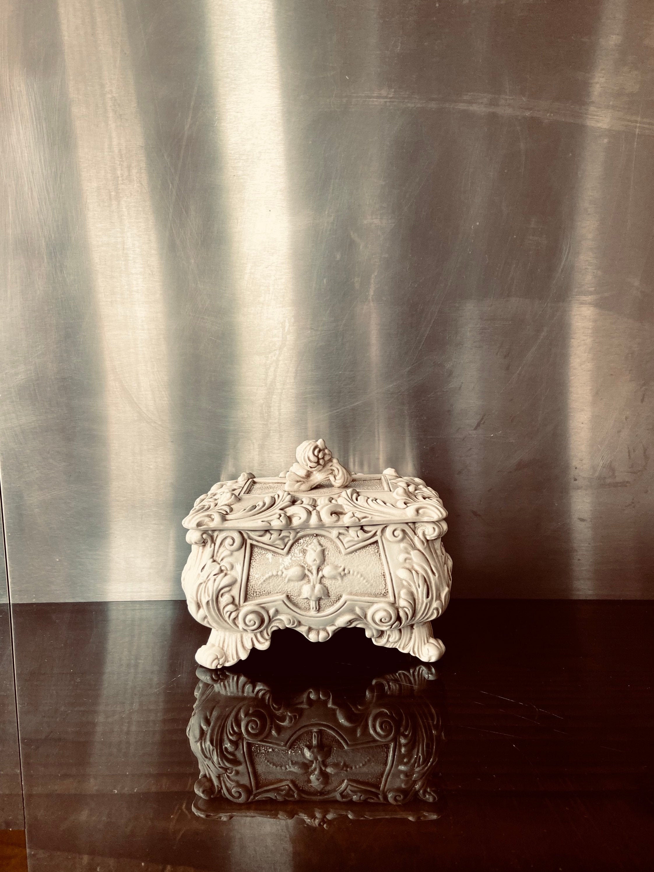 Bonbonnière Française/Coffret Boîte à Bijoux Ancienne en Barbotine Ivoire Magnifique Décor Relief Si