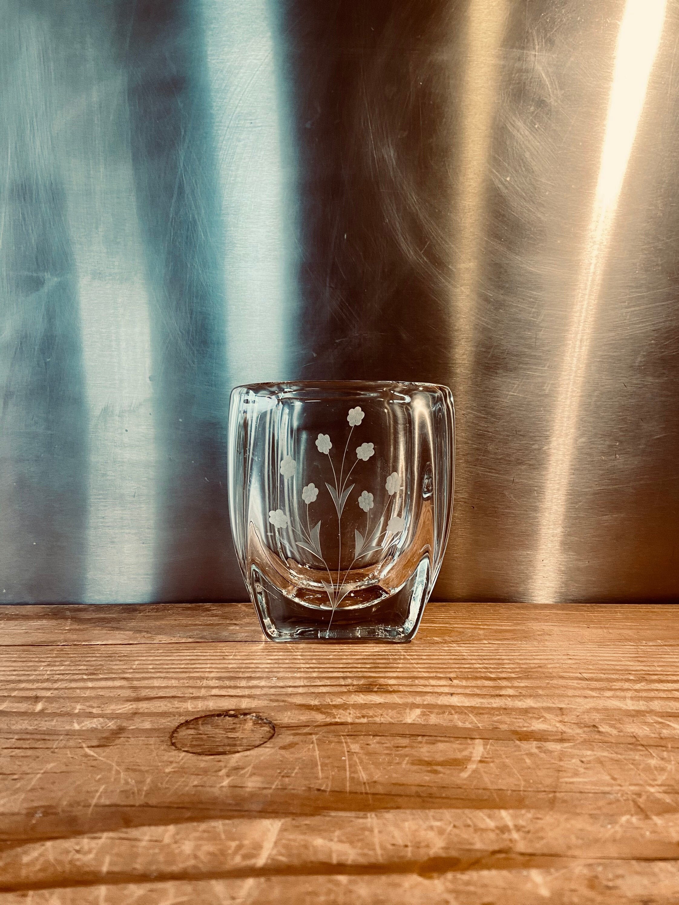 Charmant Vase en Cristal Épais Gravé de Petites Fleurs Blanches Très Délicates sur La Face Avant , F