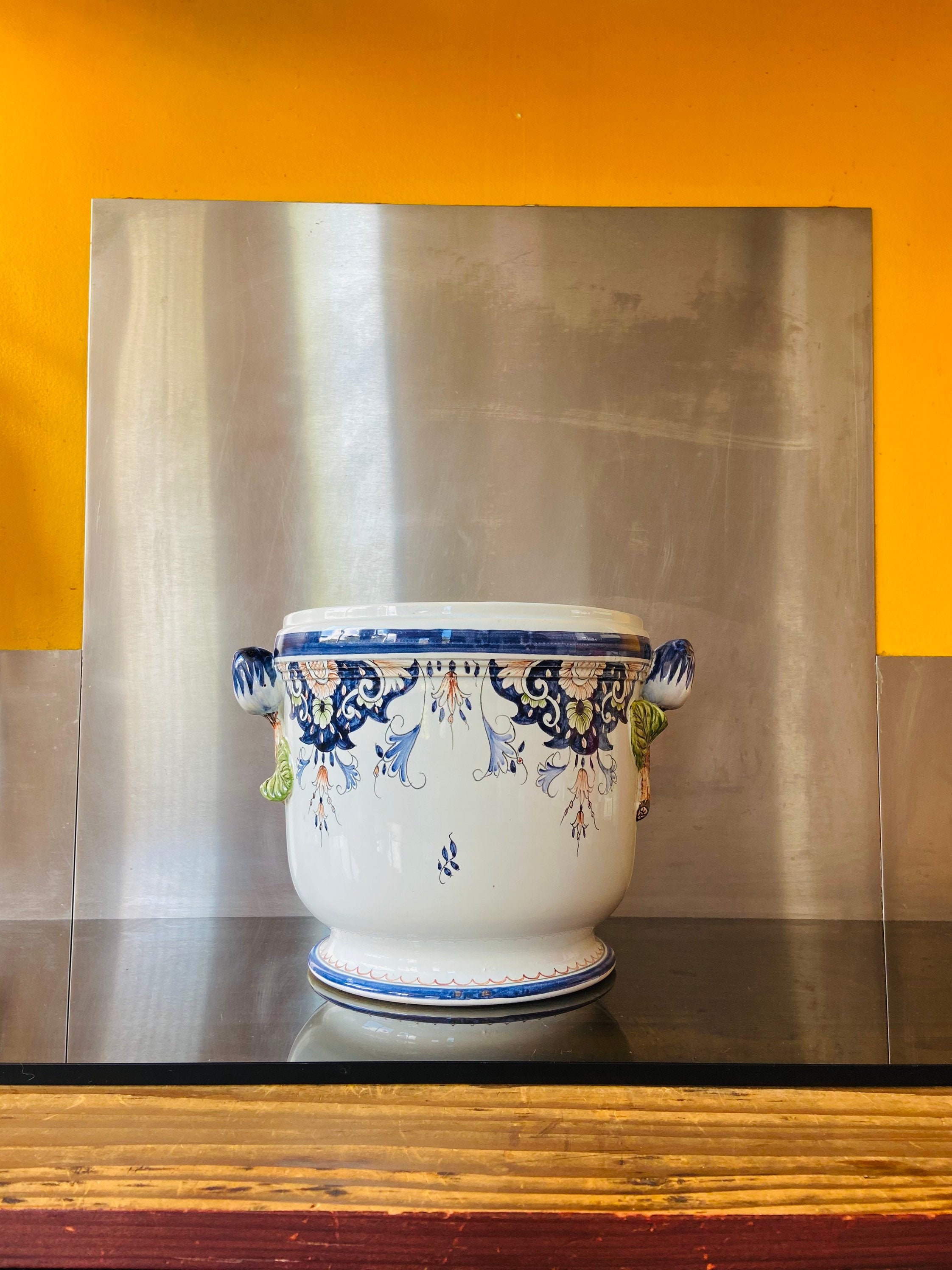 Grand Cache Pot en Céramique Émaillée Peint à La Main avec 2 Magnifiques Anses Forme de Fleurs