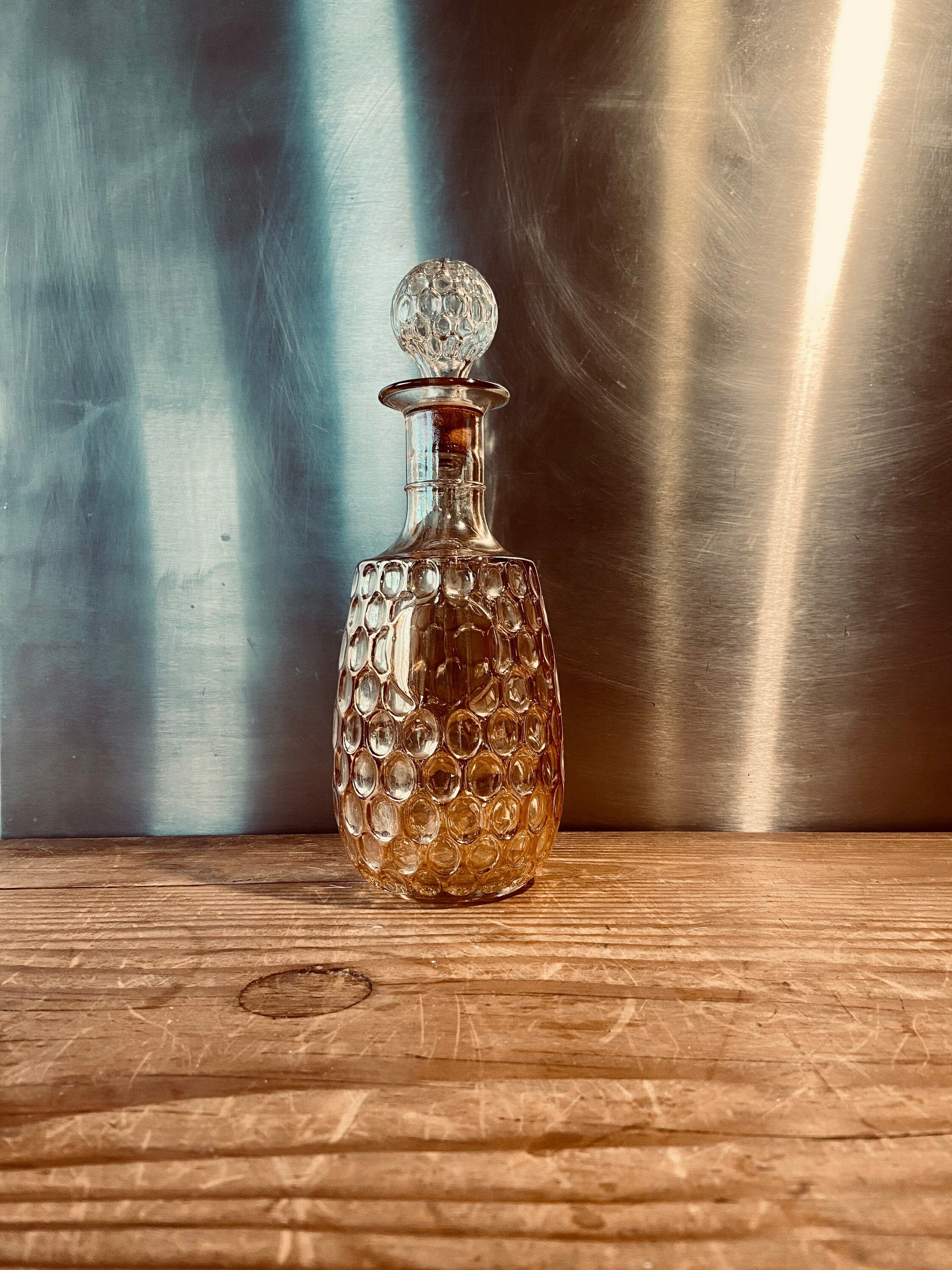 Carafe Sculptée Effet Grappe de Raisin Teintée Irisée Or Très Jolie et Raffinée