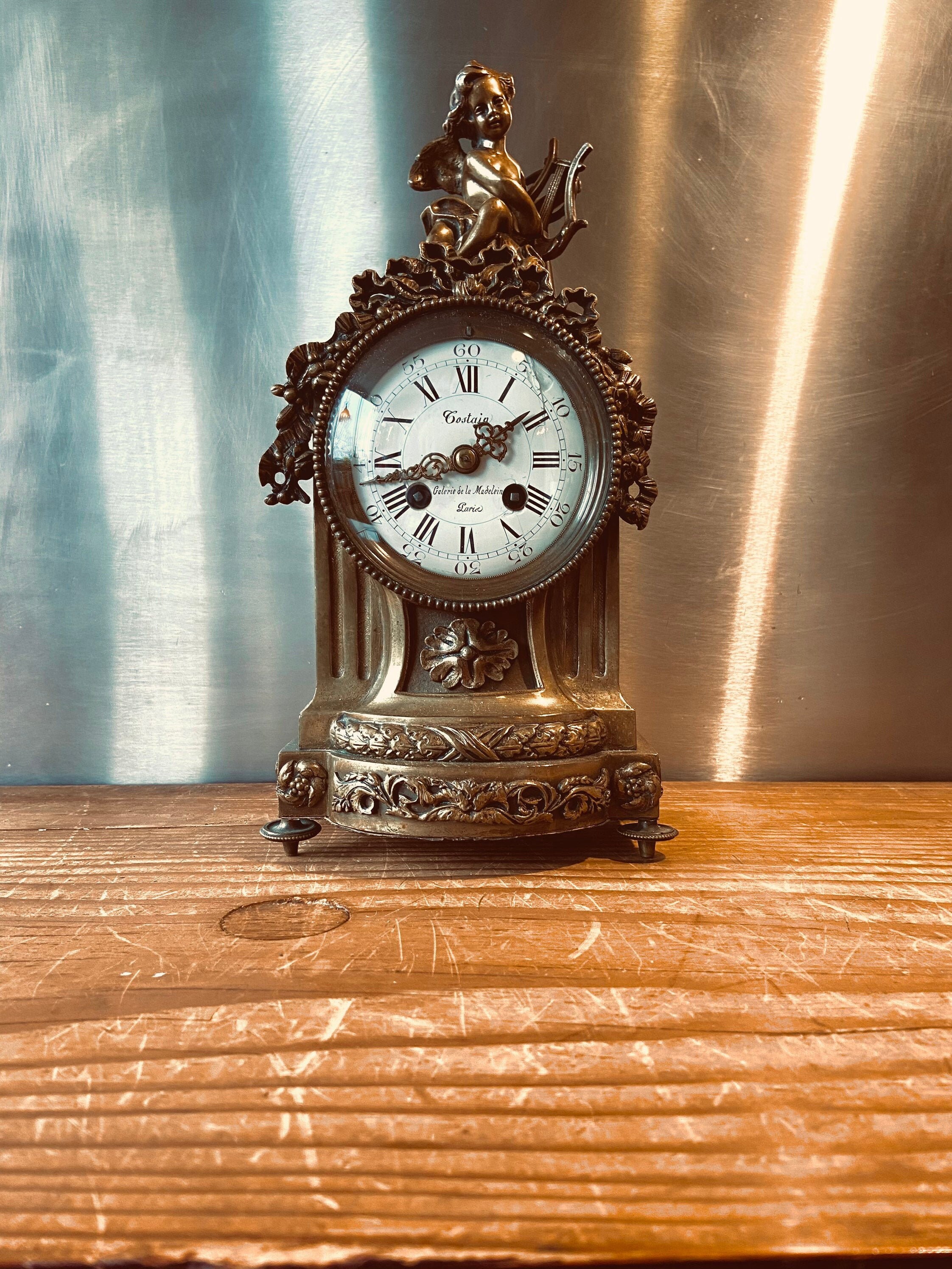 Horloge en Bronze Française Patinée et Ciselée, Ornée de Sculptures avec Un Angelot sur 4 Pieds/Obje