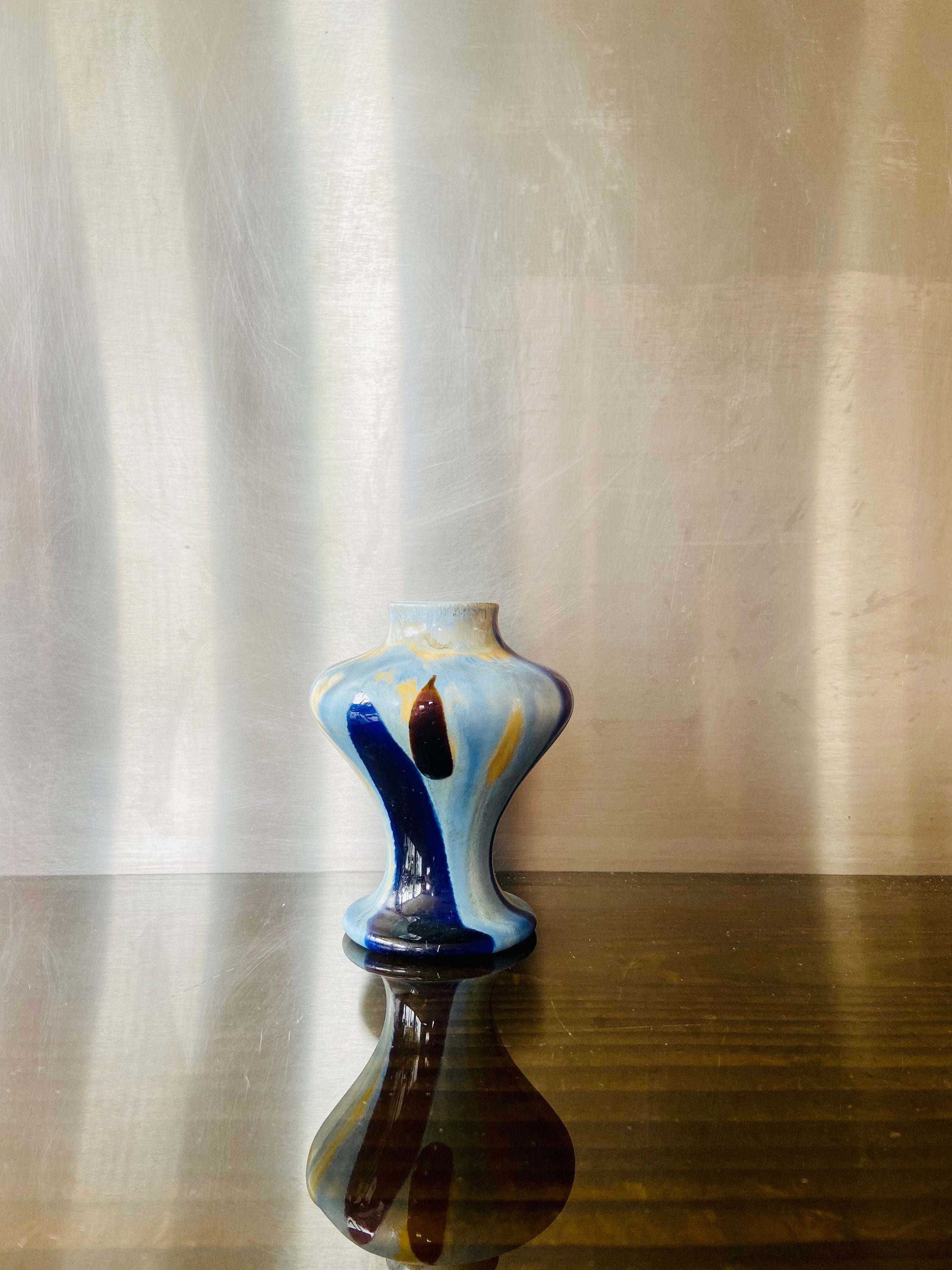 Petit Vase Art Deco en Grès Émaillé et Flammé, Intonation de Bleu Signé Sous La Base Numéroté/11 cm