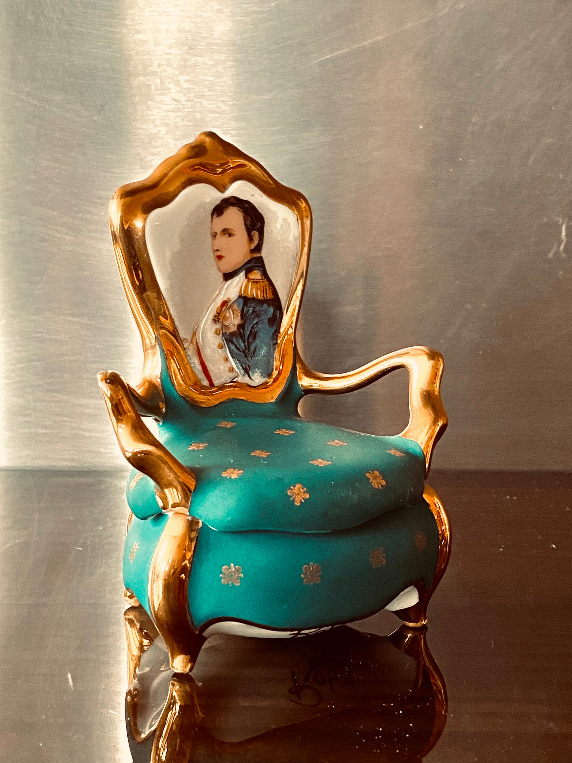 Originale Bonbonnière ou Baguier en Forme de Fauteuil Porcelaine Limoges avec Décor Au Dossier Repré