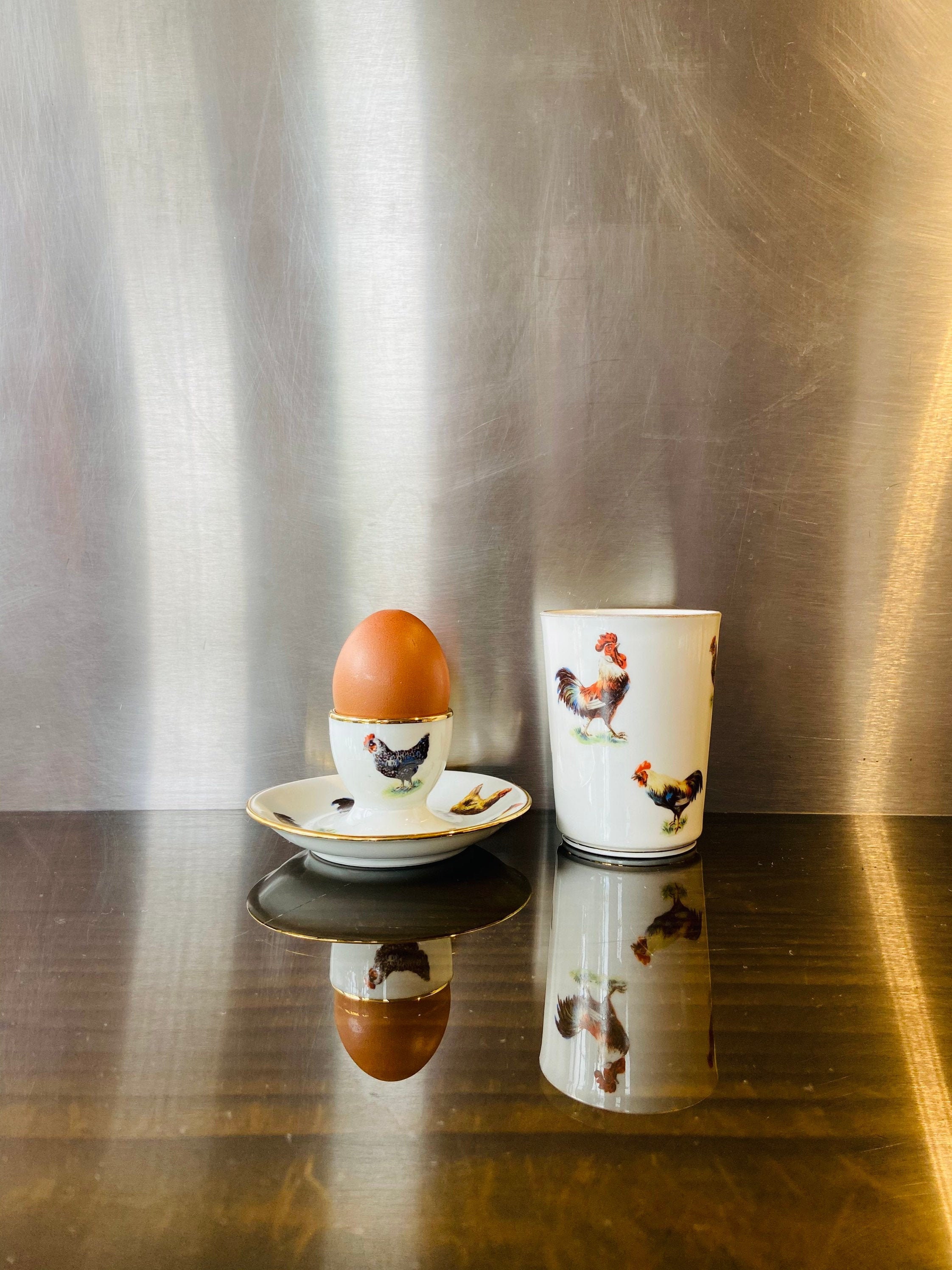 Adorable Coquetier et Sa Timbale en Porcelaine de Mehun France Décor Volailles Signé Cp&c Mehun