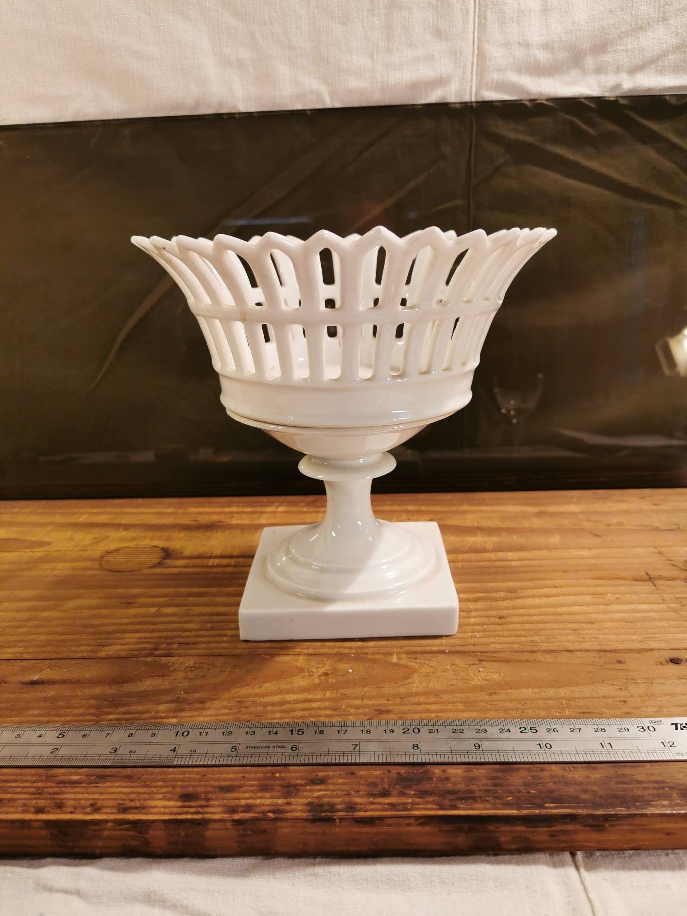 Coupe Ajourée sur Pied Carré, en Porcelaine Blanche de Paris, Production Manufacturière Du Xixè Sièc