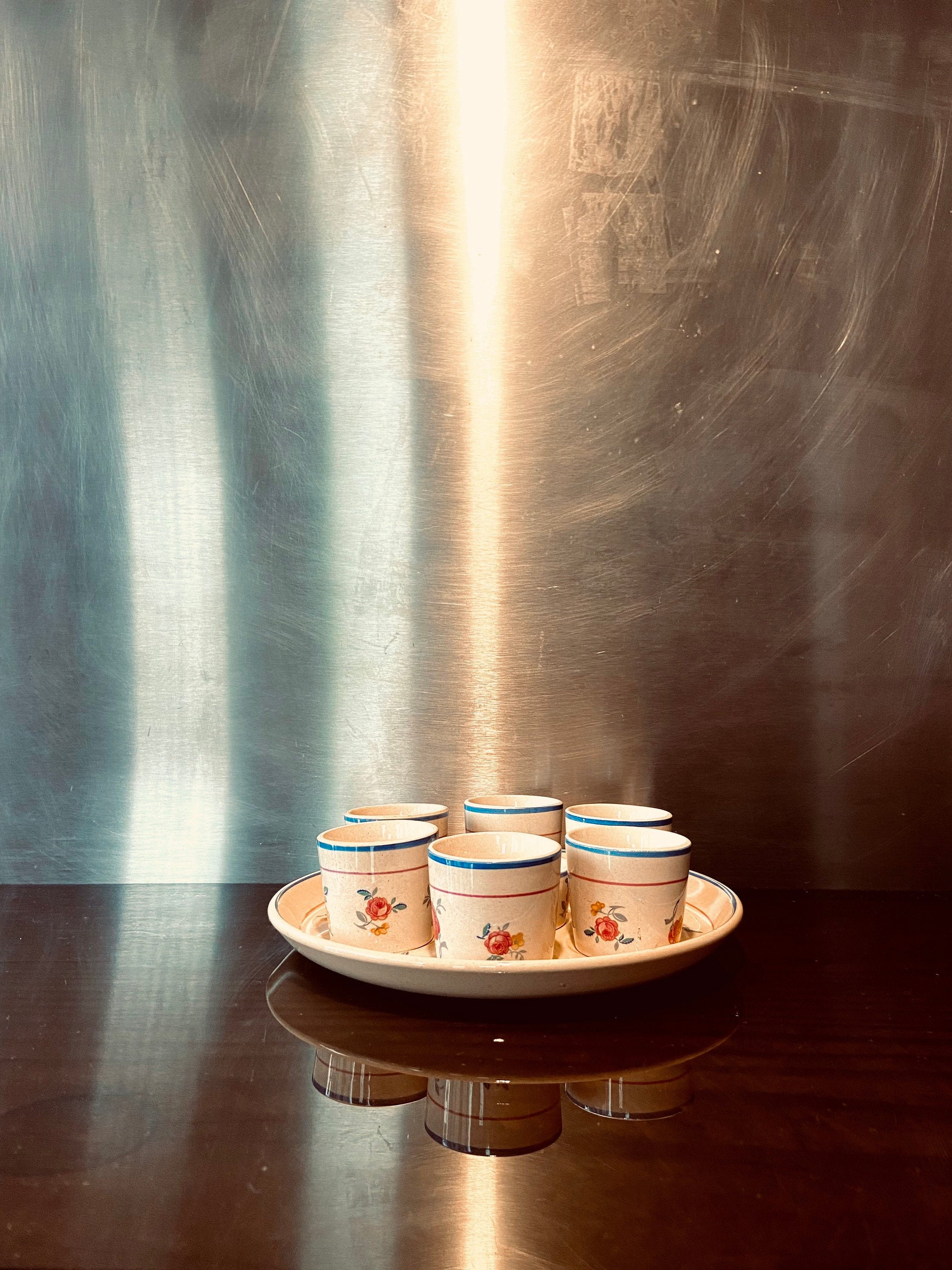 Service à Coquetier Adorable en Céramique Vintage Signé Salins Les Bains/Service 6 Œufs Plus Une Pet