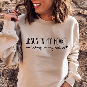 Sudadera con Jesús en mi corazón, enfermería en mis venas, camiseta de la escuela de enfermería, regalo para estudiantes de enfermería, sudadera con capucha de enfermera, camiseta de Jesús, regalo para enfermeras