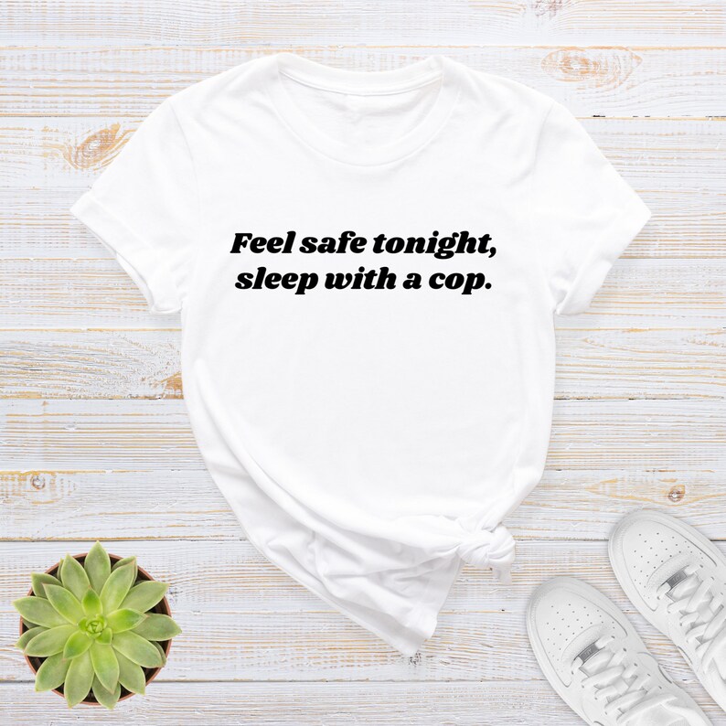 Funny Cop Wife Shirt: Feel Safe Tonight Police Gift Bild 2