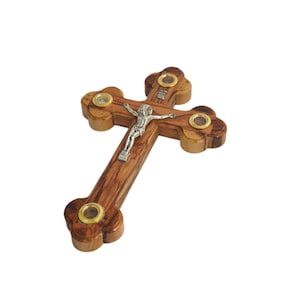 Cruz de pared de madera de olivo artesanal con crucifijo y reliquias sagradas. Tierra Santa, piedras de Jerusalén, incienso y pétalos. Regalo cristiano de 21,5 cm.