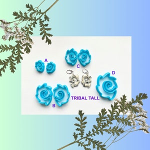 Peut inclure: Quatre paires de boucles d'oreilles en argile polymère bleue et blanche. Les boucles d'oreilles ont la forme d'un tourbillon. Les boucles d'oreilles sont étiquetées A, B, C et D. Le texte "TRIBAL TALL" est écrit sous les boucles d'oreilles.