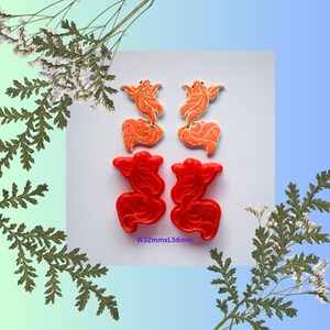 May include: Two pairs of red and orange fish-shaped cookie cutters. The cutters are 3.2 inches wide and 5.6 inches long. W32mmxL56mm.