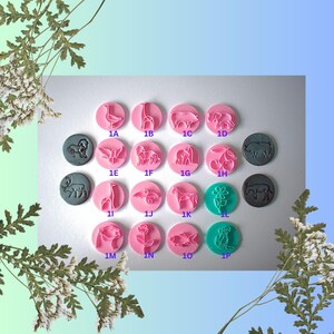 Peut inclure: Une collection de tampons roses et turquoise sur le thème des animaux. Les tampons présentent divers motifs, notamment une oie, une girafe, un cochon, un éléphant, un cheval, un chien et une fleur. Les tampons sont disposés en grille.