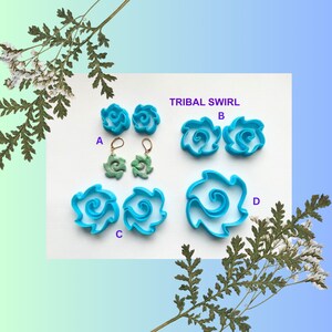 Peut inclure: Un ensemble de quatre moules à boucles d'oreilles en plastique bleu en forme de spirale tribale. Les moules sont étiquetés A, B, C et D. Le texte "TRIBAL SWIRL" est imprimé sur un fond blanc.