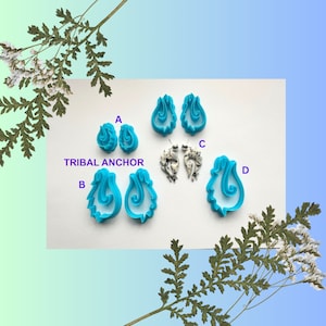 Peut inclure: Un ensemble de boucles d'oreilles tribales en forme d'ancre de couleur bleue. Les boucles d'oreilles sont en argile polymère et ont la forme d'ancres. Les boucles d'oreilles sont étiquetées A, B, C et D.