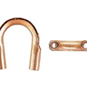 Puede incluir: Dos hallazgos de joyería de metal de color cobre. Uno es un bucle en forma de U con extremos redondeados. El otro es un conector recto con dos agujeros.