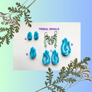 Peut inclure: Quatre paires de boucles d'oreilles en résine bleue en forme de flamme stylisée. Les boucles d'oreilles sont étiquetées A, B, C et D. Le texte "TRIBAL WHALE" est en haut de l'image.