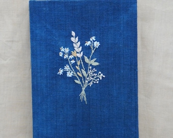 Carnet de notes artisanal teint à l'indigo, motif floral brodé à la main pour un journal de voyage
