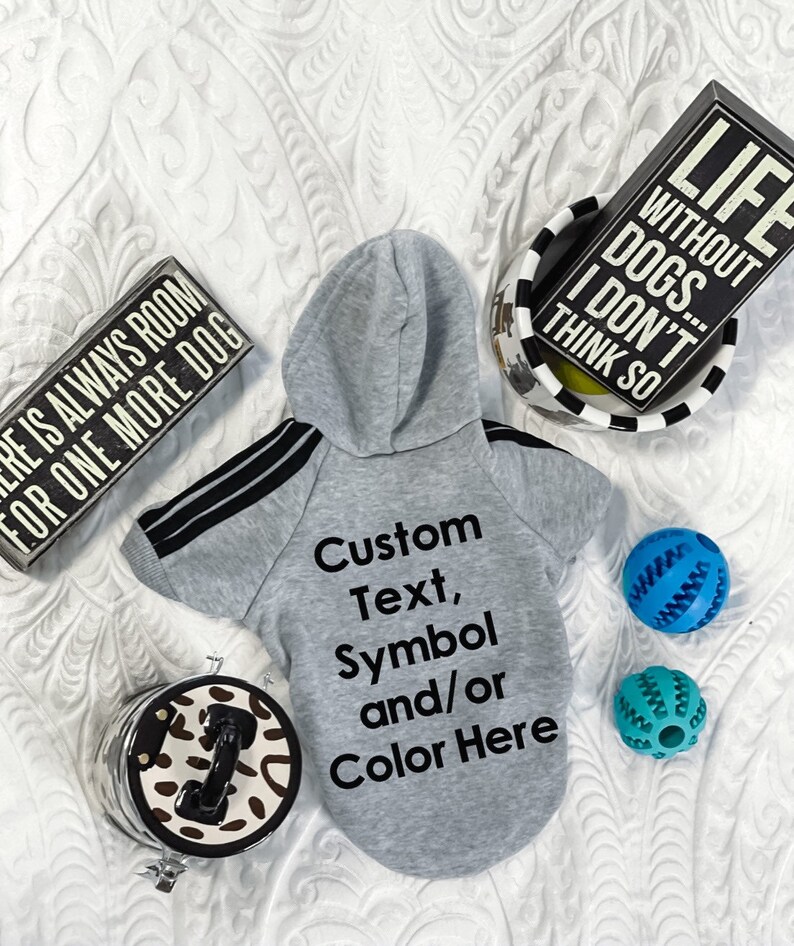 K&ouml;nnte beinhalten: Grauer Kapuzenpullover f&uuml;r Hunde mit schwarzen Streifen an den &Auml;rmeln. Der Pullover hat einen personalisierbaren Bereich mit dem Text "Custom Text, Symbol and/or Color Here".