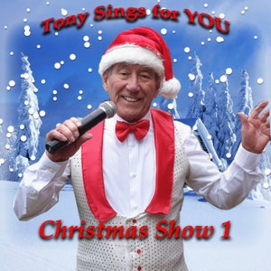 Puede incluir: Un hombre con un gorro de Papá Noel rojo y un chaleco blanco con ribetes rojos canta en un micrófono. Sonríe y lleva una camisa blanca. El fondo es un cielo azul con nieve blanca cayendo. El texto "Tony Sings for YOU" está en la parte superior de la imagen y "Christmas Show 1" en la parte inferior.